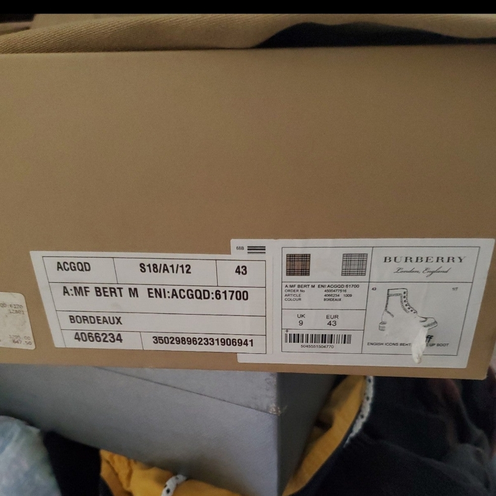 Burberry boots - Picture 4 of 8